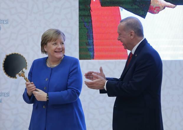 тренутка када је Ангела Меркел добила поклон од председника Ердогана 