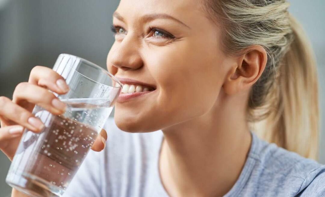 Које су предности воде за пиће за кожу и косу? Да ли пијење пуно воде побољшава кожу?