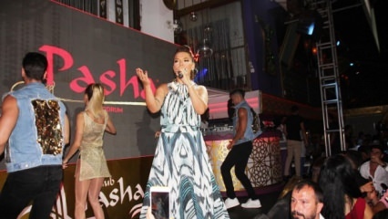 Демет Акалıн одржала је концерт са својом десетогодишњом хаљином