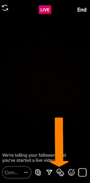 снимак екрана емисије Инстаграм Ливе са наранџастом стрелицом која показује на икону смајлића у дну екрана