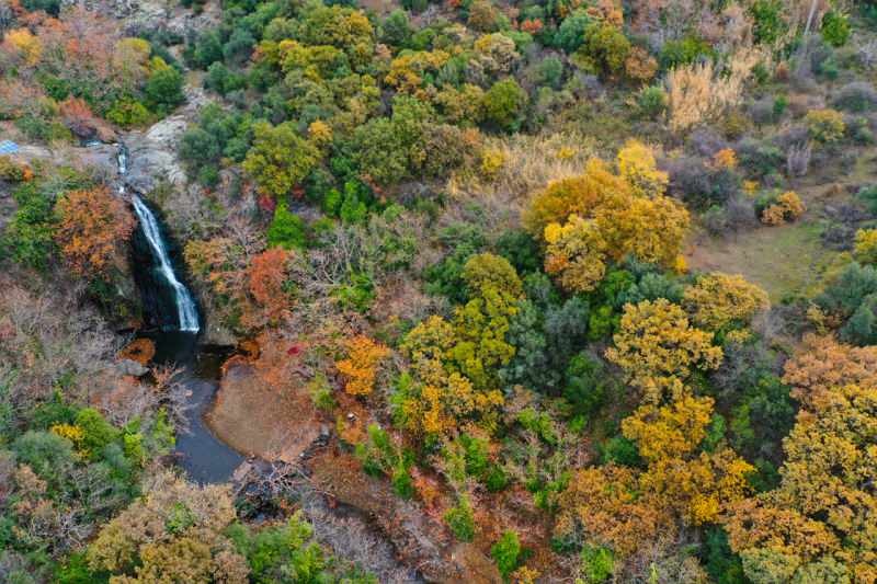 Измирски водопад Асıклар фасцинантан је својим „хазан“ бојама!