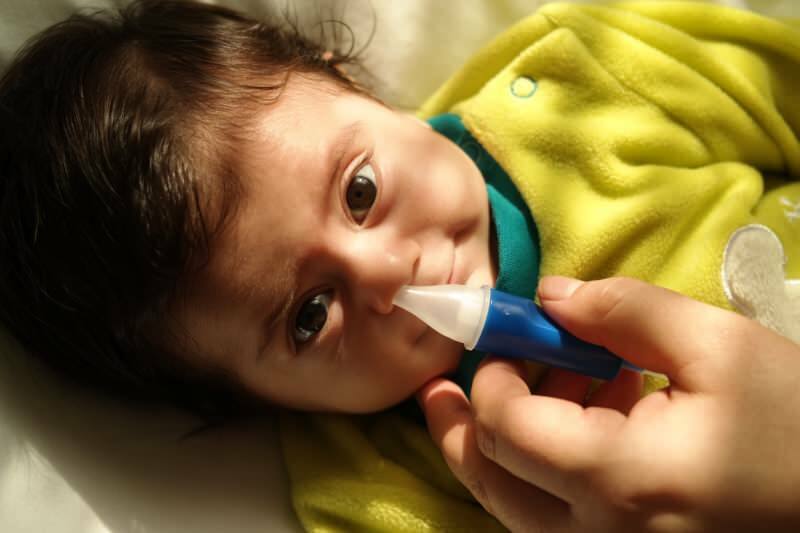 Како очистити бебин нос без повреде? Загушење носа и начин чишћења код новорођенчади