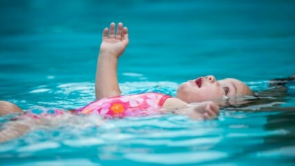 Да ли бебе могу да пливају у базену или мору?