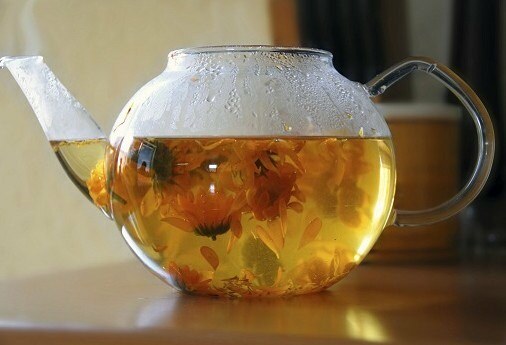 Ако сипате кипућу воду док кувате биљни чај ...