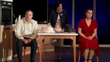 Игра "Касно остаје" отворена је на позорници Султангази Ходја Ахмет Иесеви