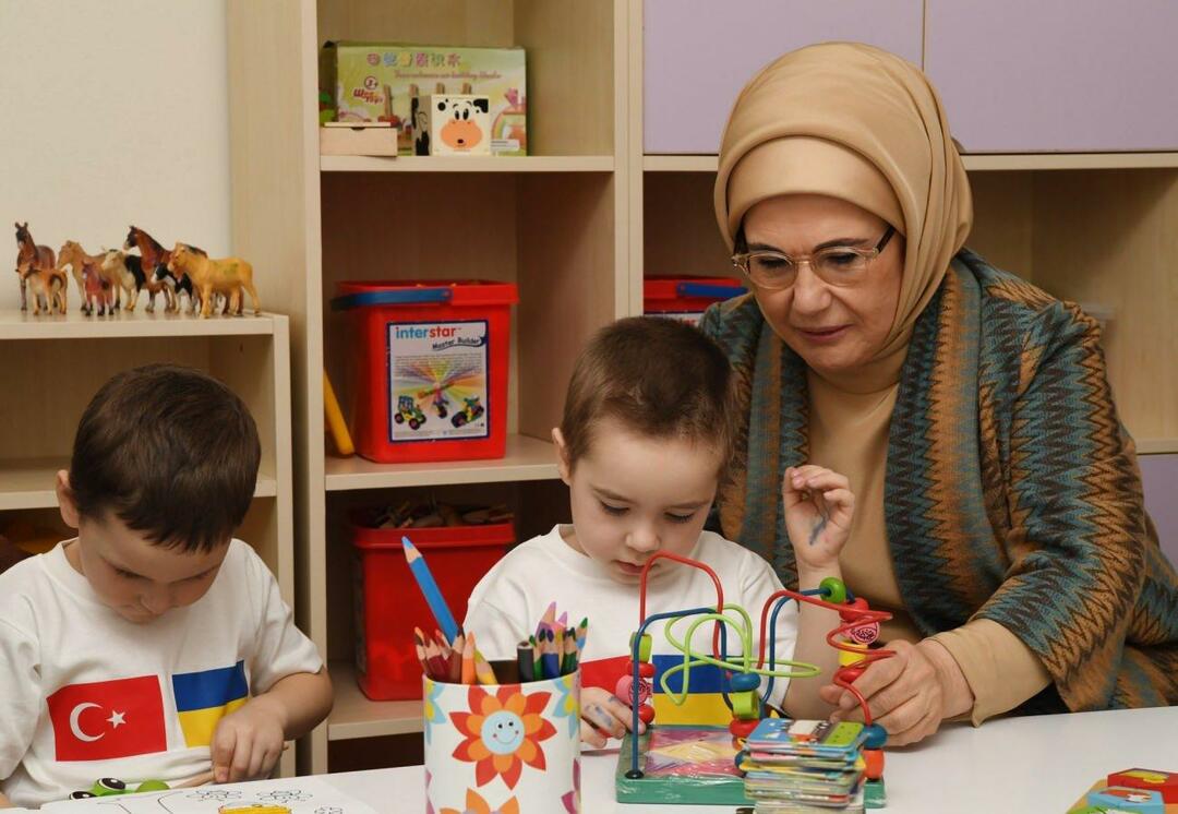 Емине Ердоган се играо са украјинском децом
