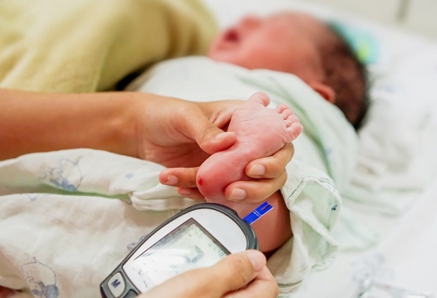 Како се врши крвни тест пете код новорођенчади?