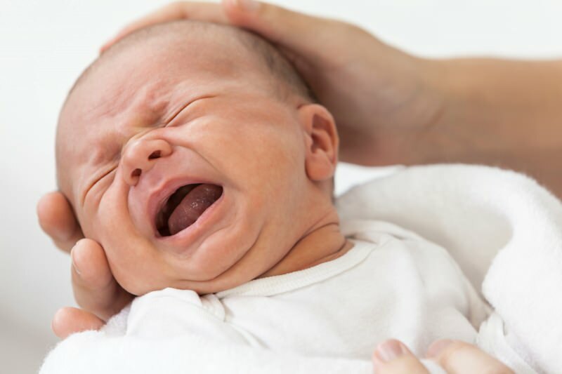 Да ли је штетно трести бебе које стоје?