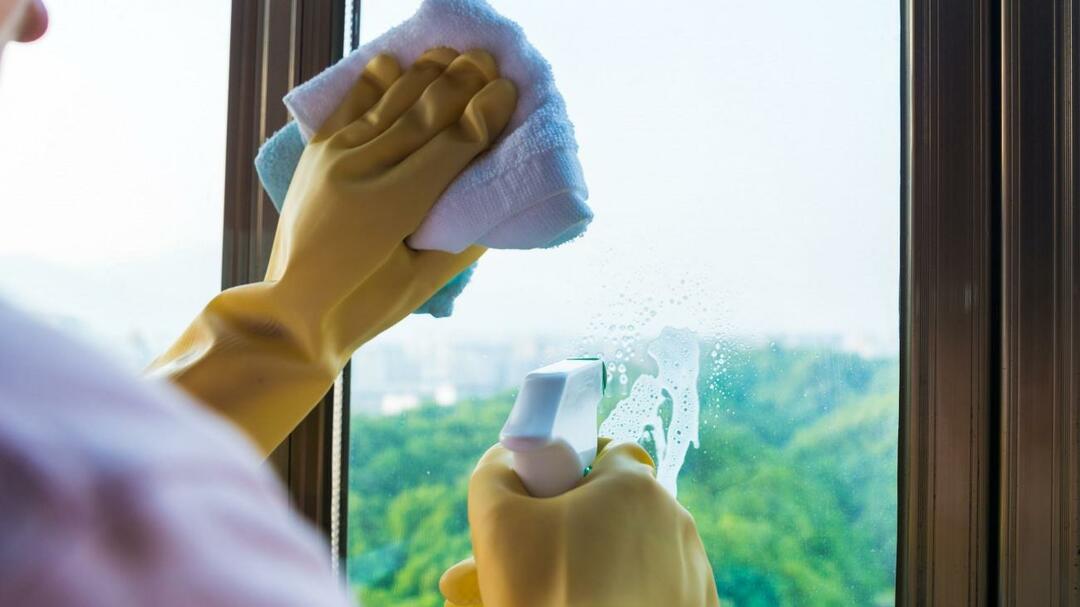 Како се чисте прозори? Мешавина која не оставља мрље приликом брисања стакла! Да спречите да прозори задрже кишницу
