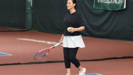 Хулиа Авсар је играла тенис у својој кући!
