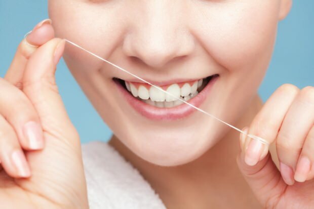 Препоручује се употреба зубне конац за уклањање остатака између зуба.