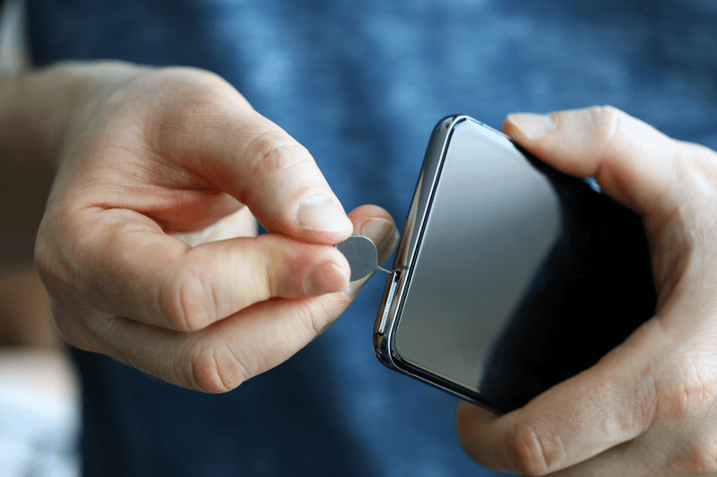 Вађење СИМ картице на Андроид паметном телефону
