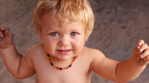 Предности јантарних огрлица за бебе