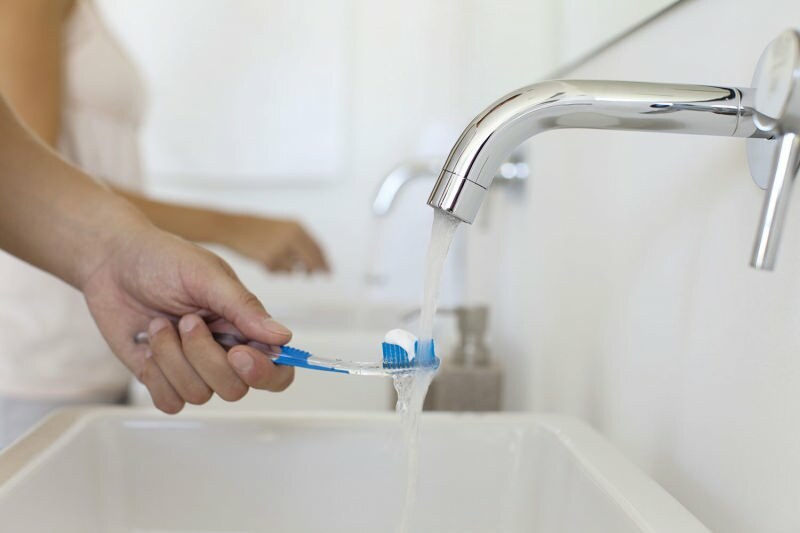 Искључивање воде док перете зубе