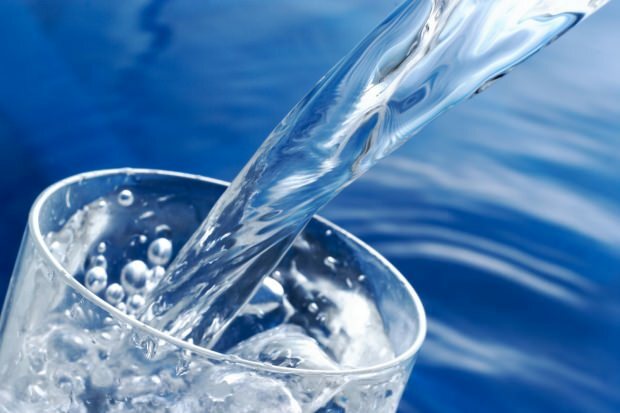 Да ли питка вода добијате на тежини? Колико литара воде треба попити дневно да бисте изгубили тежину? Ако пијете воду ноћу ...
