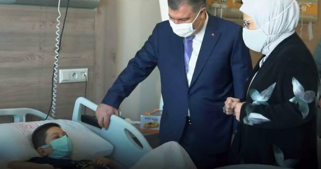 Емине Ердоган посетила је децу оболелу од рака са Фахретином Кочом