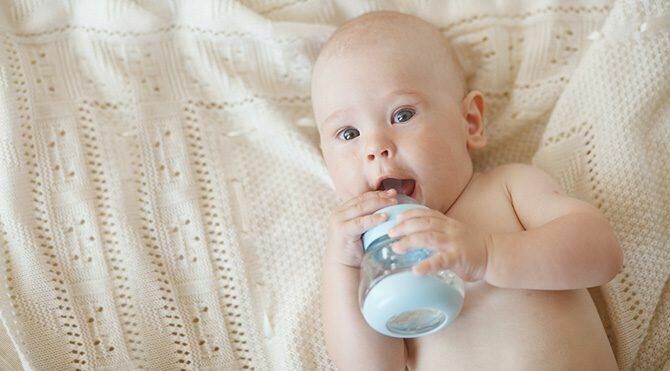 Да ли бебе треба давати воду?