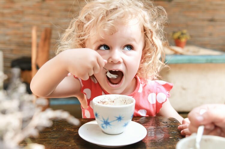 Да ли деца могу да пију кафу? Да ли је штетно?