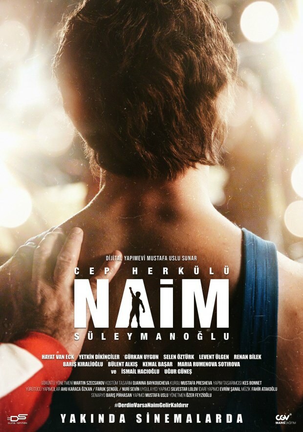 Људи постављају плакат филма Наим
