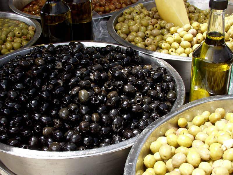 незамисливи трик на црним маслинама
