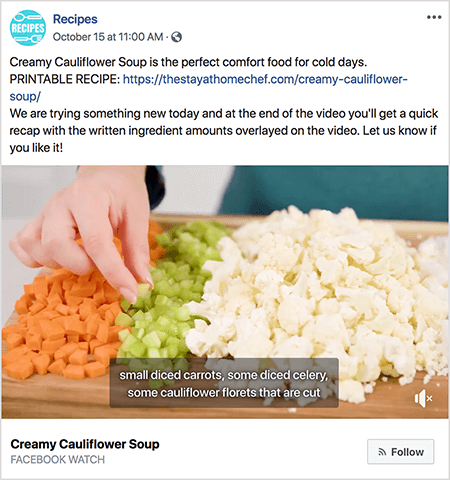 Ово је снимак екрана видео снимка који приказује натписе. Видео је из Фејсбукове емисије Реципе Рацхел Фарнсвортх под називом Реципес. Текст у видео посту каже: „Кремаста супа од карфиола савршена је комфорна храна за хладне дане. ШТАМПАНИ РЕЦЕПТ: https://thestayathomechef.com/creamy-cauliflower-soup/. Покушавамо нешто ново данас и на крају видеа ћете добити брзи преглед са записаним количинама састојака на видео снимку. Јавите нам ако вам се свиђа! На видео снимку се и даље види рука беле жене која на дасци за резање узима комад целера исецканог на коцкице. На резању су редови поврћа исецканог на коцкице. С лева на десно, то поврће су шаргарепа, целер и карфиол. Видео запис има сиву позадину и бели текст. Каже „мала шаргарепа на коцкице, мало целера на коцкице, неко цвеће карфиола које је исечено“. У доњем левом углу је наслов видео записа, Кремаста супа од карфиола, подебљаним црним текстом. Испод наслова налази се „Фацебоок Ватцх“ у сивом тексту. У доњем десном углу је светло сиво дугме са РСС иконом и текстом Фоллов.