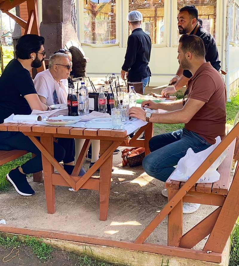 Мехмет Али Ербил и Бурак Мемисоглу док су јели 