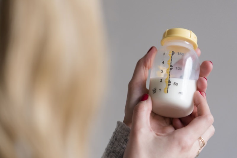 Како изразити и чувати безболно мајчино млеко? Метода мужње ручних и електричних пумпи