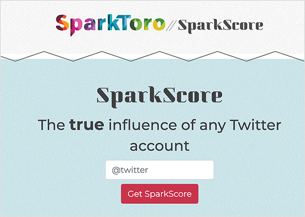 Ово је снимак екрана веб странице СпаркСцоре. На врху је логотип СпаркТоро, што је име у екстра подебљаном фонту са геометријским областима дугиних боја. После две косе црте, назив алата је СпаркСцоре. Слоган је „Прави утицај било ког Твиттер налога“. Испод слога налази се бели оквир за текст који тражи од корисника да унесе свој Твиттер ручицу и црвено дугме са натписом Гет СпаркСцоре.