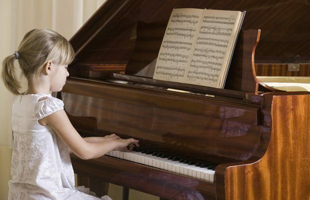 У којој доби деца могу да свирају музичке инструменте?