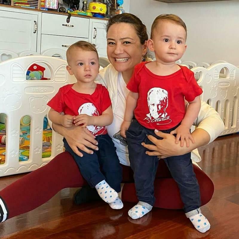 Нова поза водитељке Езги Сертел са њеном близанком децом!