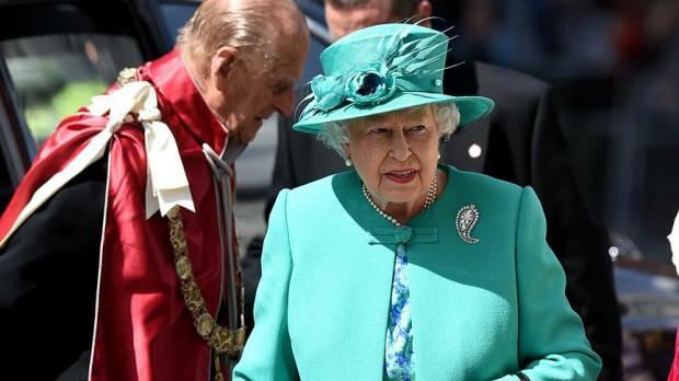 Краљица Енглеске 2. Елизабетх тражи особље за чишћење у својој палачи! Срећа је пронаћи мртву муху ...