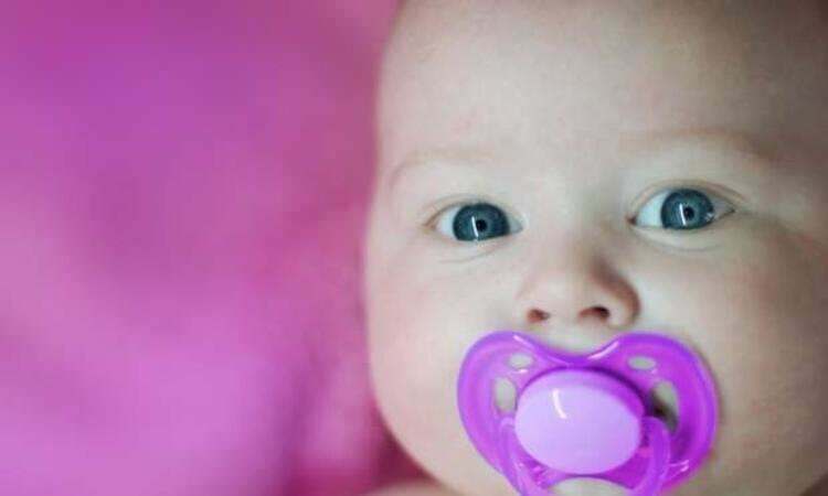 Да ли дуда квари структуру зуба? Да ли је штетно користити дуду код новорођенчета?