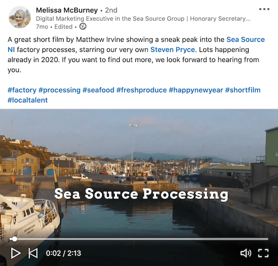 пример повезаног видео снимка Мелиссе Мцбурнеи из групе морских извора који приказује неке снимке иза кулиса њихових фабричких процеса