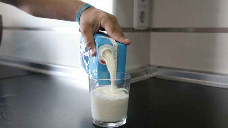 Како избећи прскање около док сипате млеко