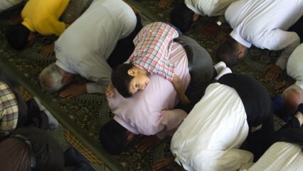 Да ли децу треба водити у молитву таравих?