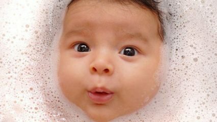 Беба која гута воду током купања! Како се лековита купка даје новорођеној беби?