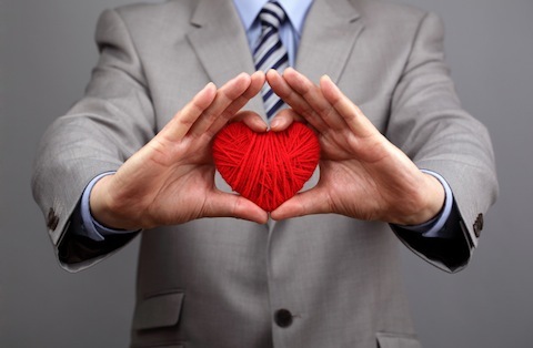 бизнисмени пружају црвено срце