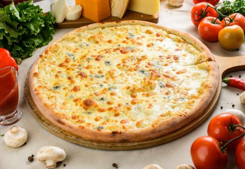 Како направити пицу са четири сира? Најлакше прављење четири пице са сиром!