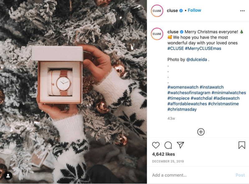 инстаграм пост са @цлусе који приказује слику манекенке заснежене пахуљицом која држи сат испред снежног дрвета од @дулцеида са хештеговима #цлусе и #мерицлусемас