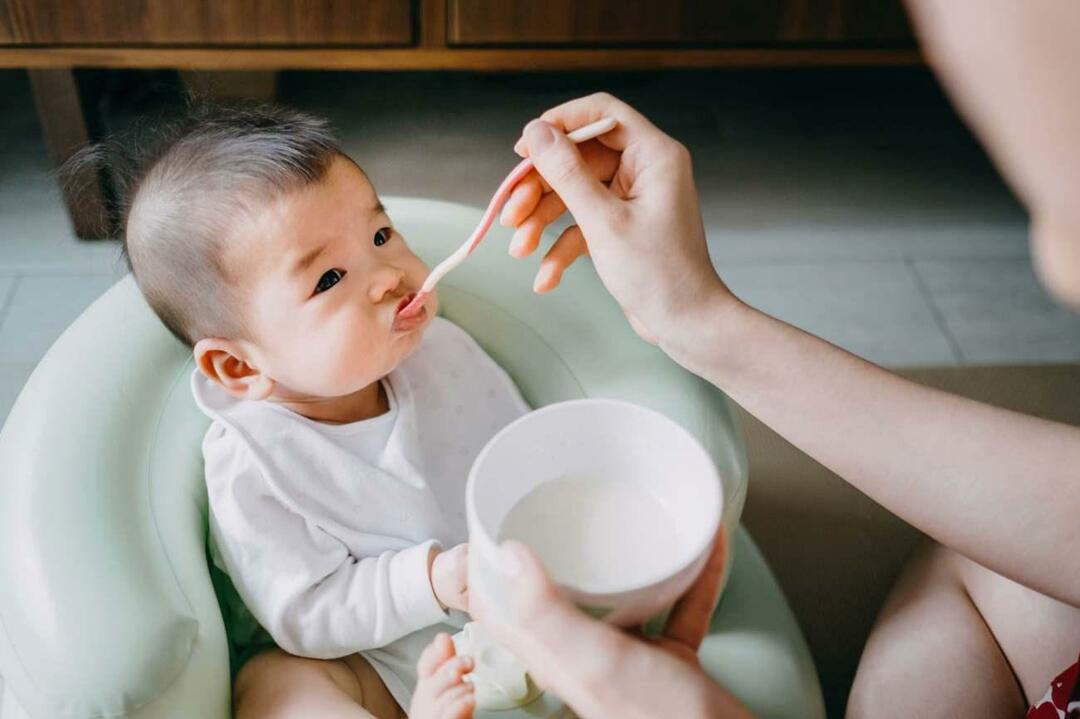 храњење бебе јогуртом