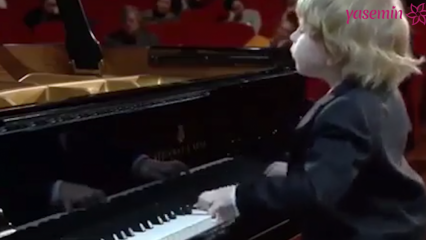 Оног тренутка када мали пијаниста прође током наступа!