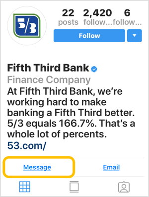 Инстаграм профил за банку помоћу дугмета за позив на акцију „Порука“.