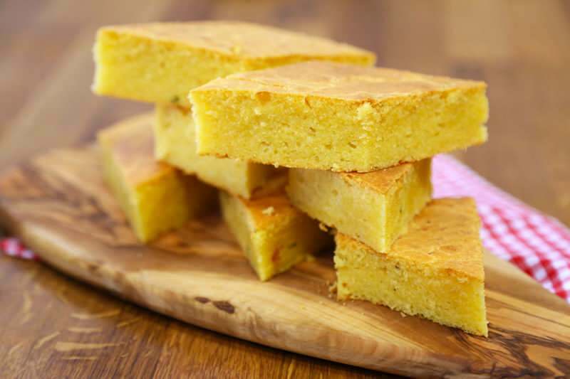 Како најлакше направити кукурузни хлеб са сиром? Савети за кукурузни хлеб са сиром