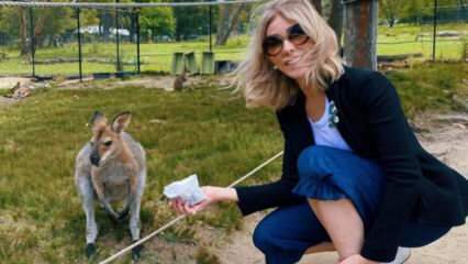 Глумица Зеррин Текиндор својим рукама је нахранила кенгур!