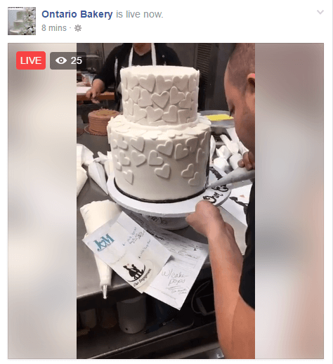 Овај пренос уживо омогућава гледаоцима да виде како пекара украшава свадбене торте.