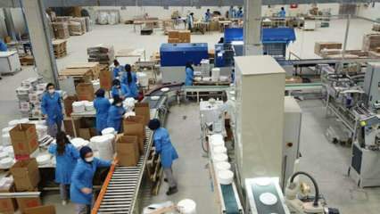 Све запослене у овој фабрици од паковања до утовара су жене!