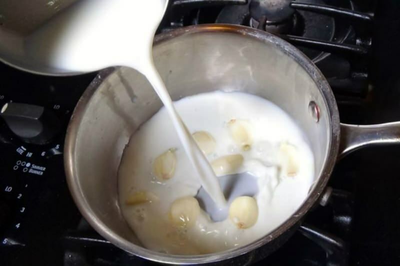 Како се прави бели млеко? Шта ради млеко из белог лука? Прављење белог млека ...