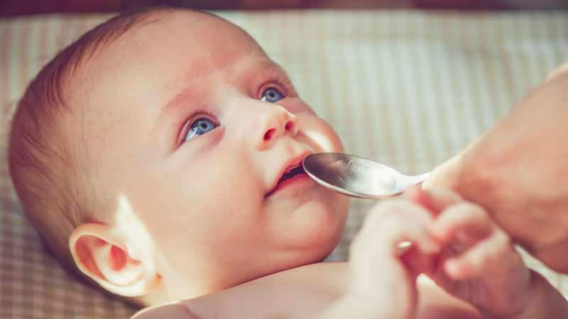 Да ли беби треба давати воду бебама на храњењу?