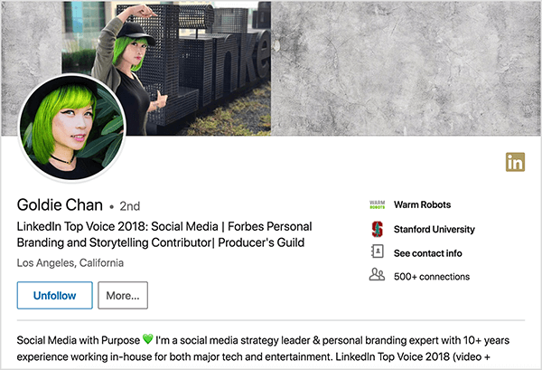 Ово је снимак екрана ЛинкедИн профила Голдие Цхан. Она је Азијка са зеленом косом. На својој профилној фотографији је нашминкана, има црну огрлицу од давнина и црну кошуљу. Њен слоган каже „ЛинкедИн Топ Воице 2018: Социал Медиа | Форбесов сарадник у личном брендирању и причању прича | Произвођачки цех “