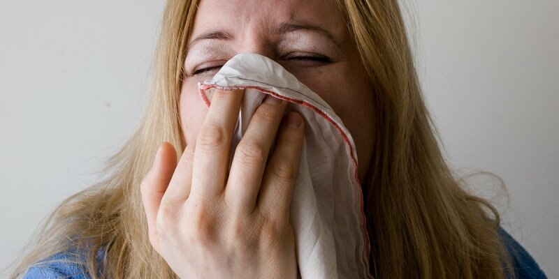 испљувак изазива константан цурење из носа или грла 